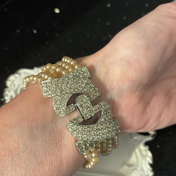 Elegant Vintage Pearl and Fancy Silver Rhinestones Clasp Bracelet - Picture 3 of 12